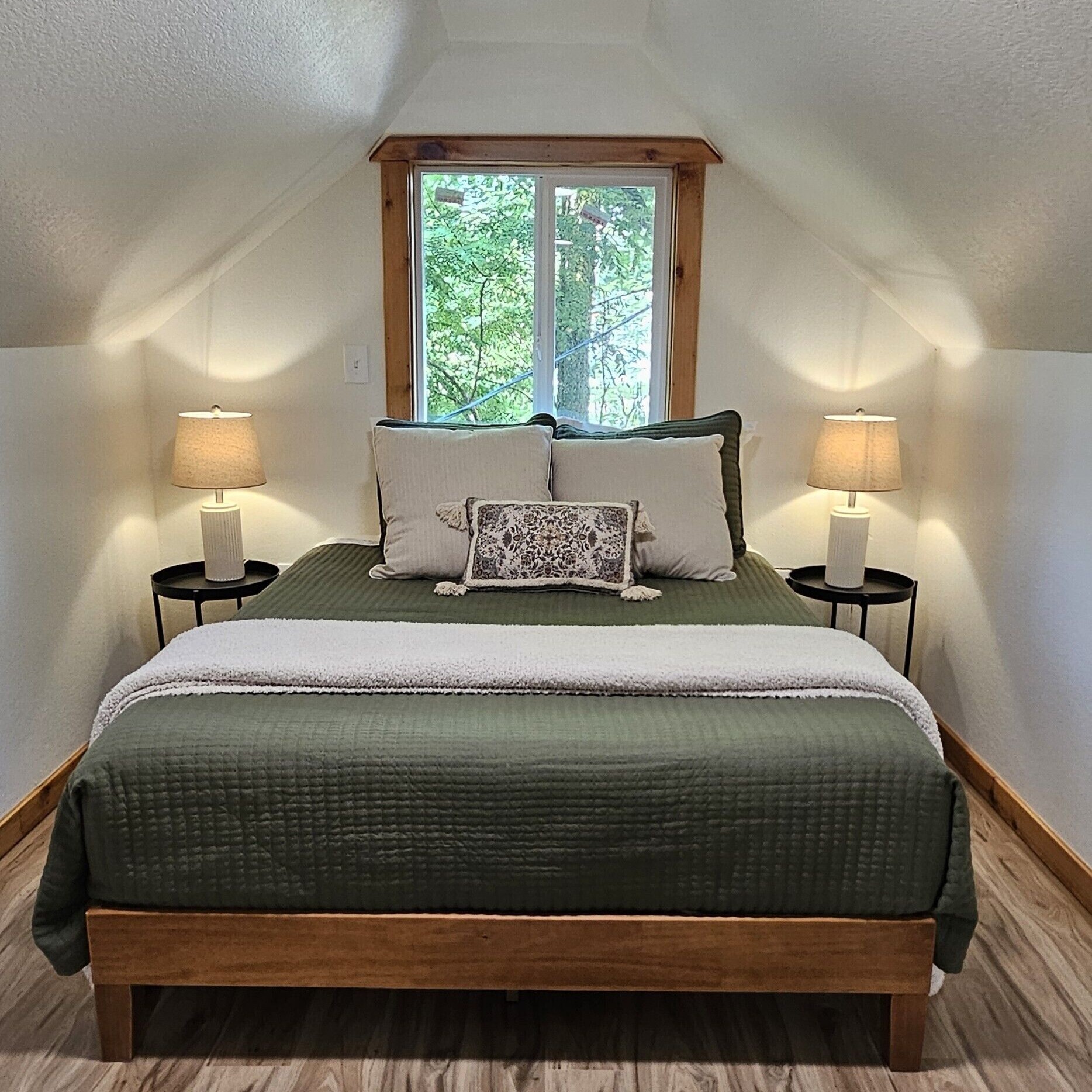American Alps Cabin - Beach, Riverfront, EV charger, 2B/1Ba, North Cascade, Diablo