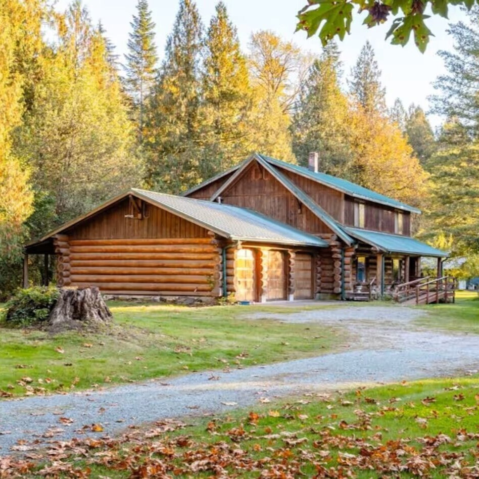 American Alps Lodge: Riverfront, Beach, Hot Tub, EV Charger, Game Room