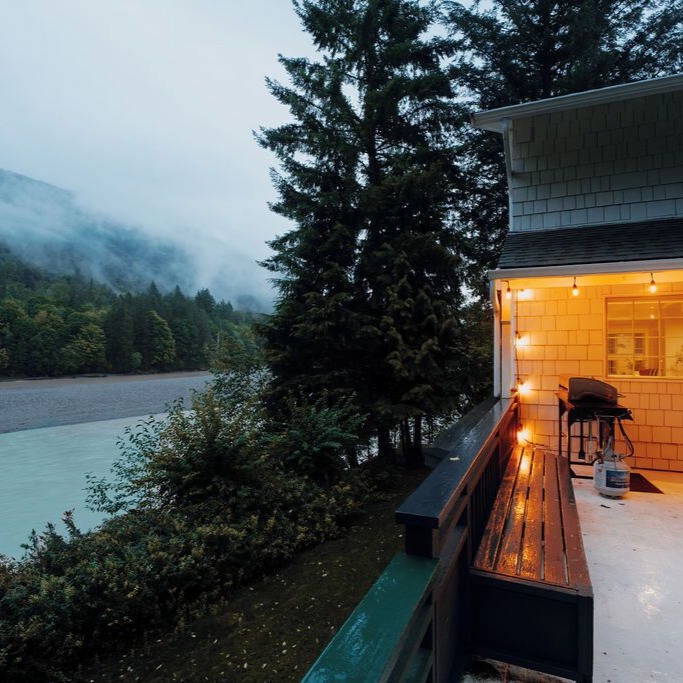 Riverside Retreat - Skagit River with hot tub, fire pit, views